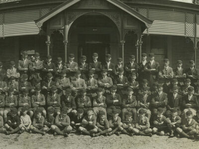 King’s College students at the front of Bills House in 1930