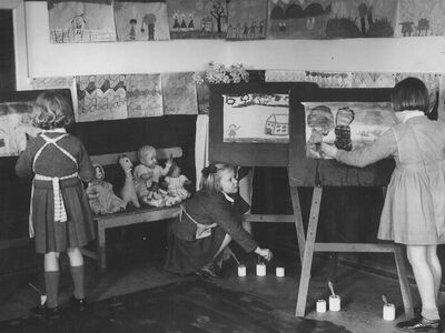 Junior School art class in 1945