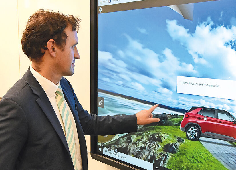 Dean of Studies Clark Roberts-Thomson engages with a Year 9 Virtual Reality project